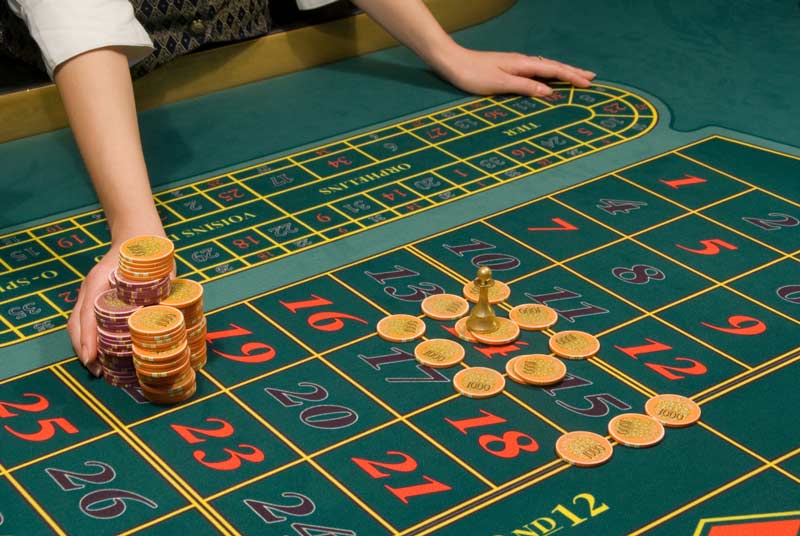 Casino games with a live dealer