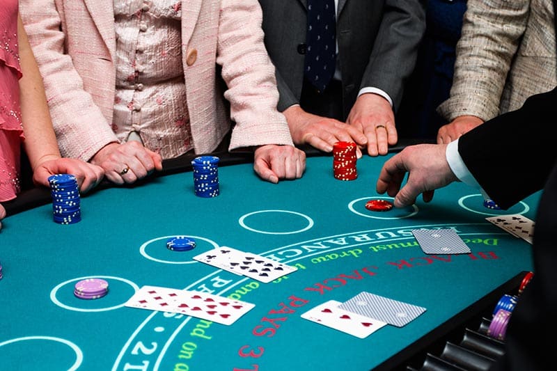 Games with live dealers: broadcasting features